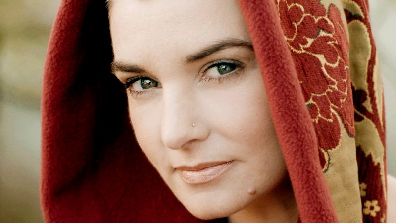 Fichier:Sinead O'Connor background.jpg