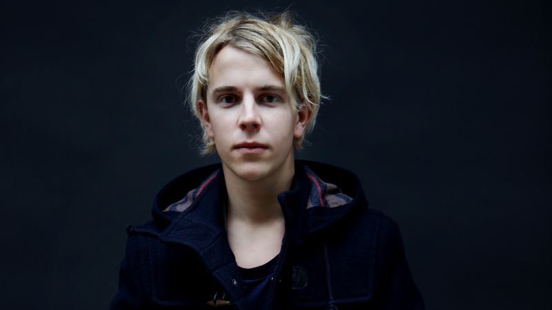 Fichier:Tom Odell background.jpg