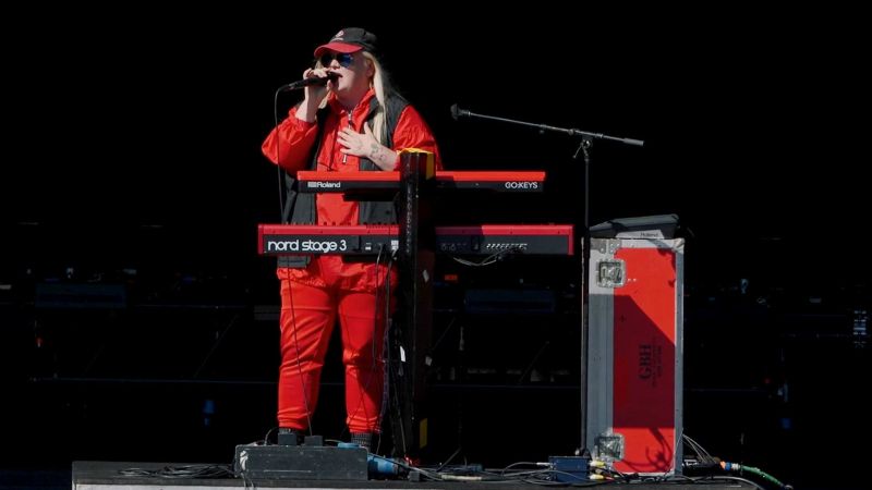 Fichier:Tones and I background.jpg