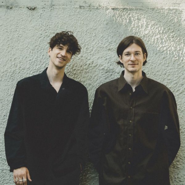 Fichier:TWO LANES.jpg