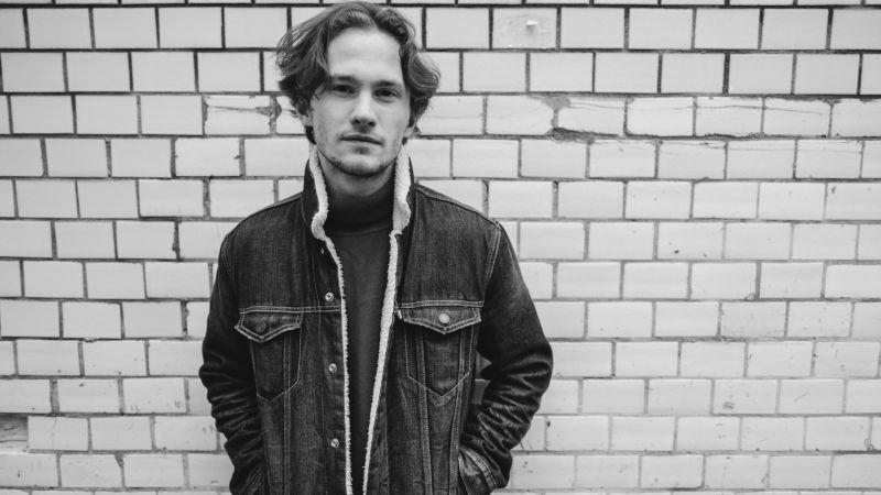 Fichier:David August background.jpg